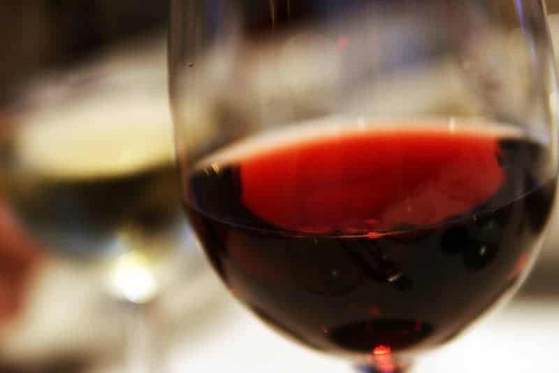 800px-Red_wine_closeup_in_glass